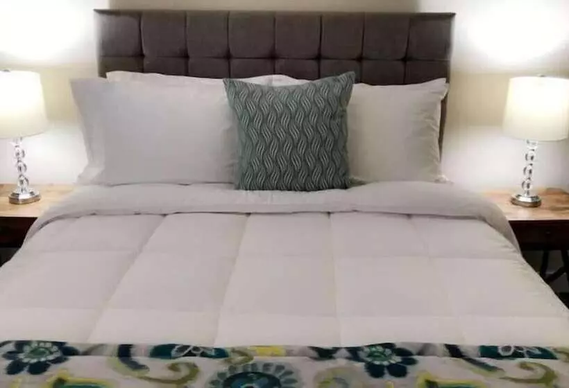 Ramada By Wyndham West Edmonton Hotel & Suites