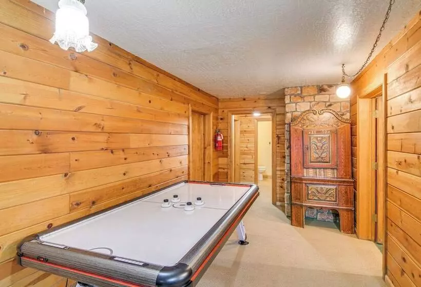 Grand Mountain Chalet W/ Hot Tub & Mountain Views