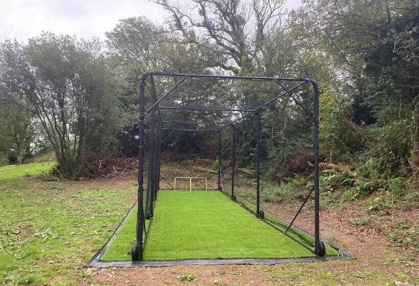 Отель Lovely Lodge Next To The Mansion House Llansteffan