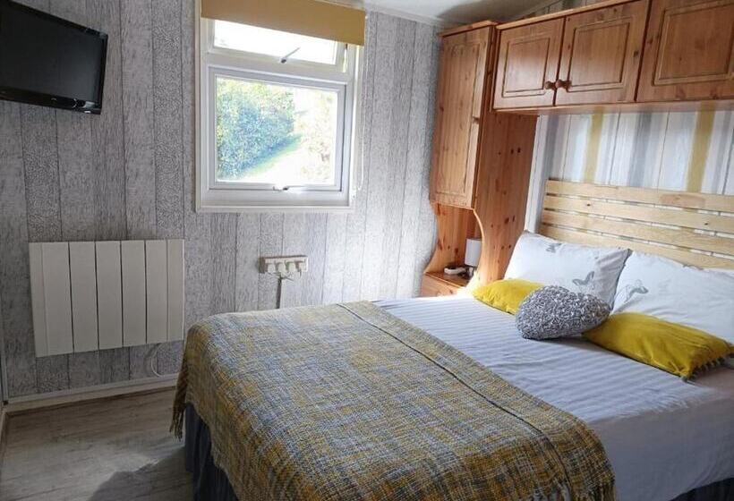 Отель Lovely Lodge Next To The Mansion House Llansteffan