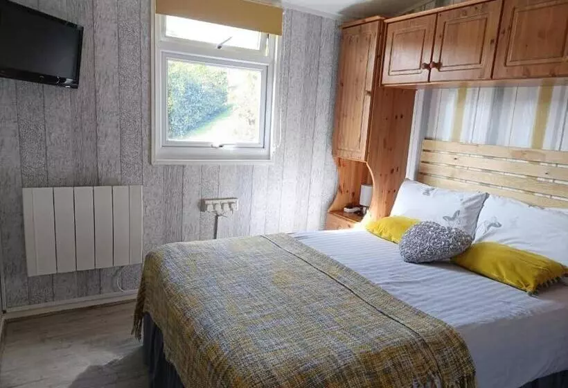 Hotelli Lovely Lodge Next To The Mansion House Llansteffan