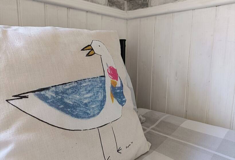 Отель Lovely Lodge Next To The Mansion House Llansteffan