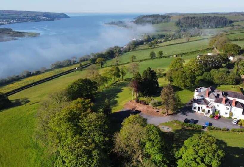 Отель Lovely Lodge Next To The Mansion House Llansteffan