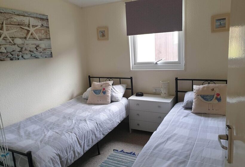 Отель Lovely Lodge Next To The Mansion House Llansteffan