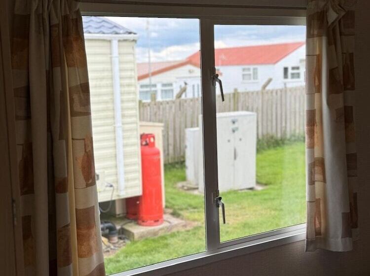 Отель Seaside Charm Carvan In Leys Down On Sea