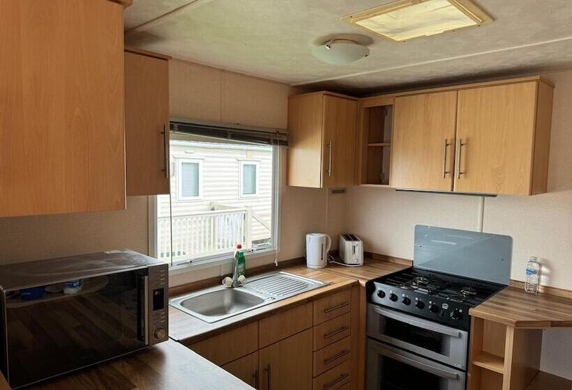 Отель Seaside Charm Carvan In Leys Down On Sea