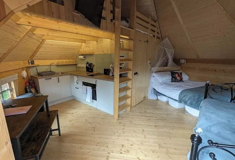Hotelli Woods Meadow Glamping