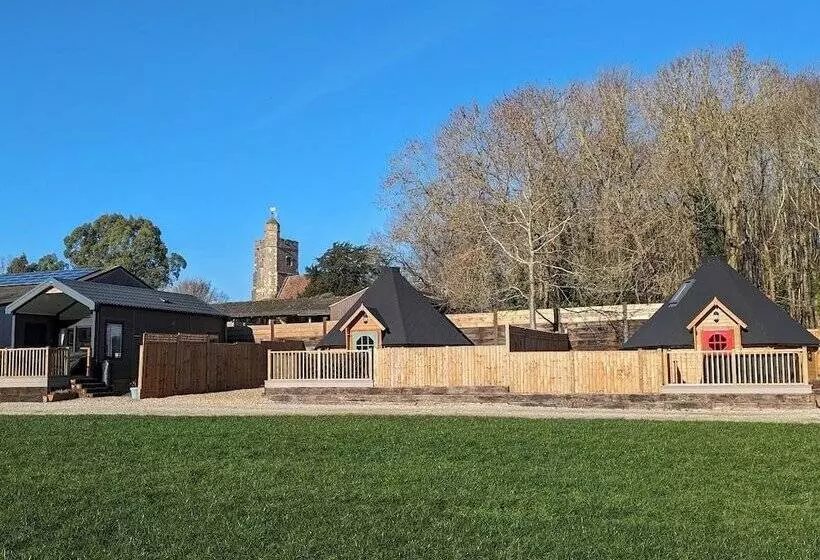 Hotelli Woods Meadow Glamping