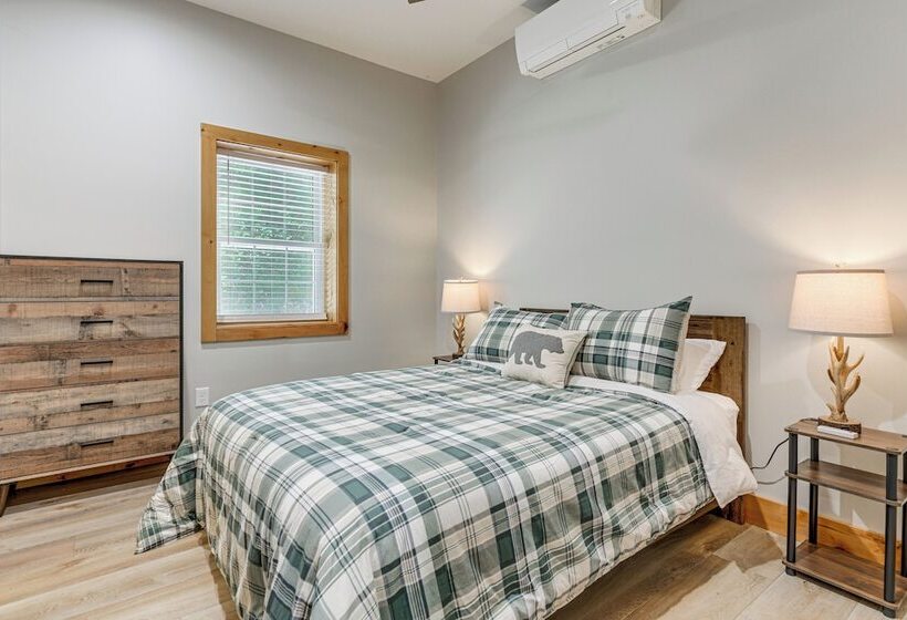 Pet Friendly Waynesville Cabin W/ Deck & Mtn Views