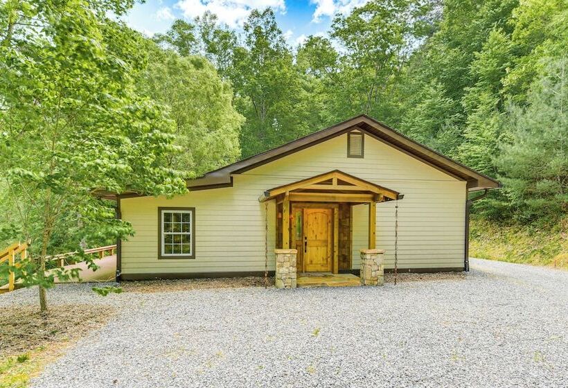 Pet Friendly Waynesville Cabin W/ Deck & Mtn Views