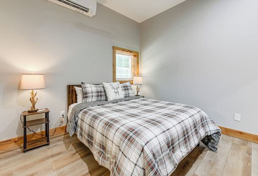 Pet Friendly Waynesville Cabin W/ Deck & Mtn Views