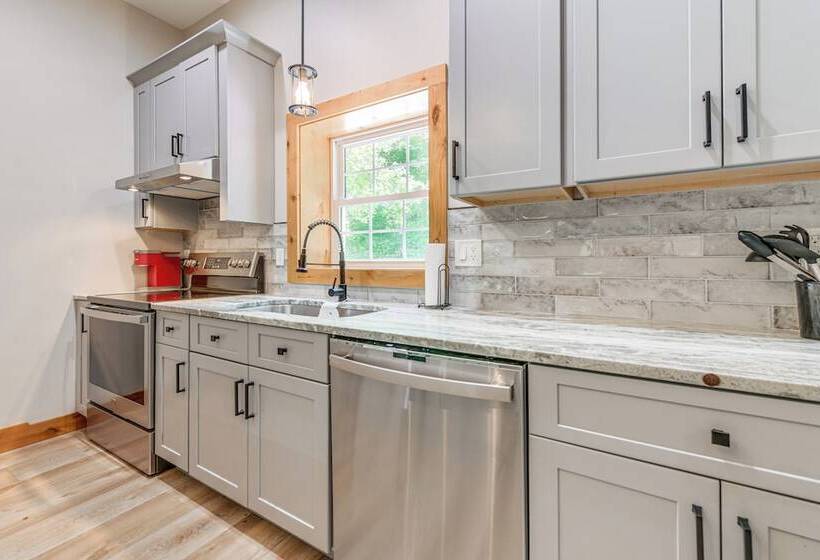 Pet Friendly Waynesville Cabin W/ Deck & Mtn Views