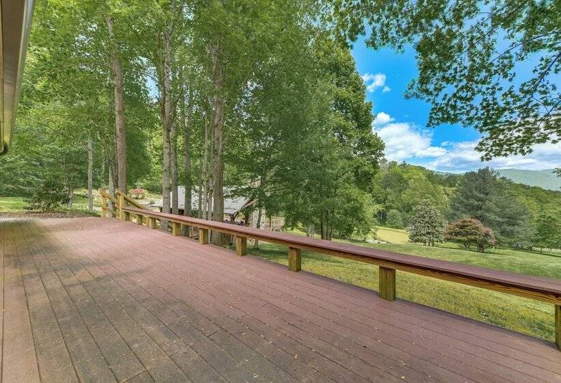 Pet Friendly Waynesville Cabin W/ Deck & Mtn Views