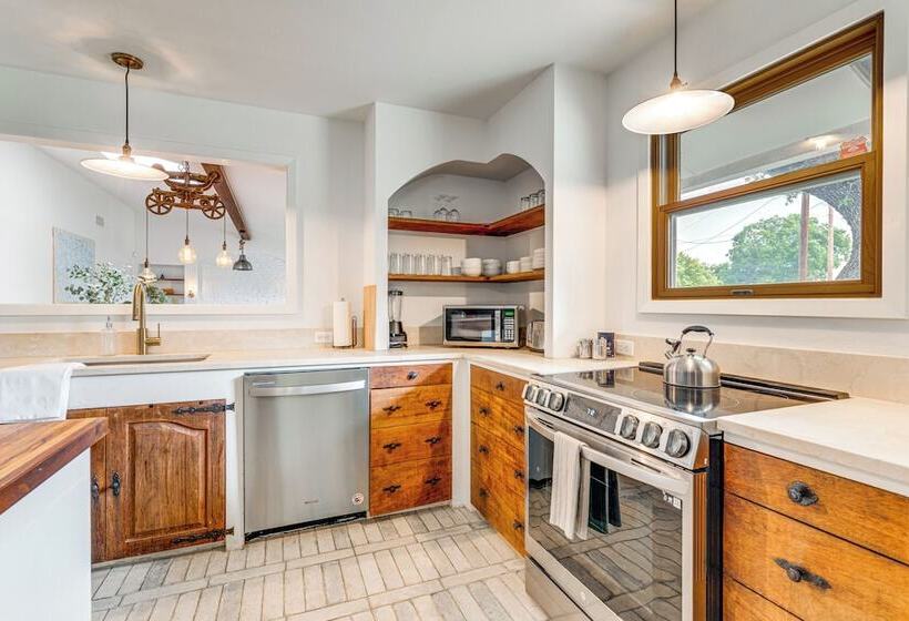 Large Austin Home W/ Lake Travis Views & Fire Pit