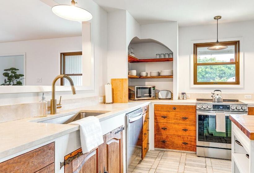 Large Austin Home W/ Lake Travis Views & Fire Pit