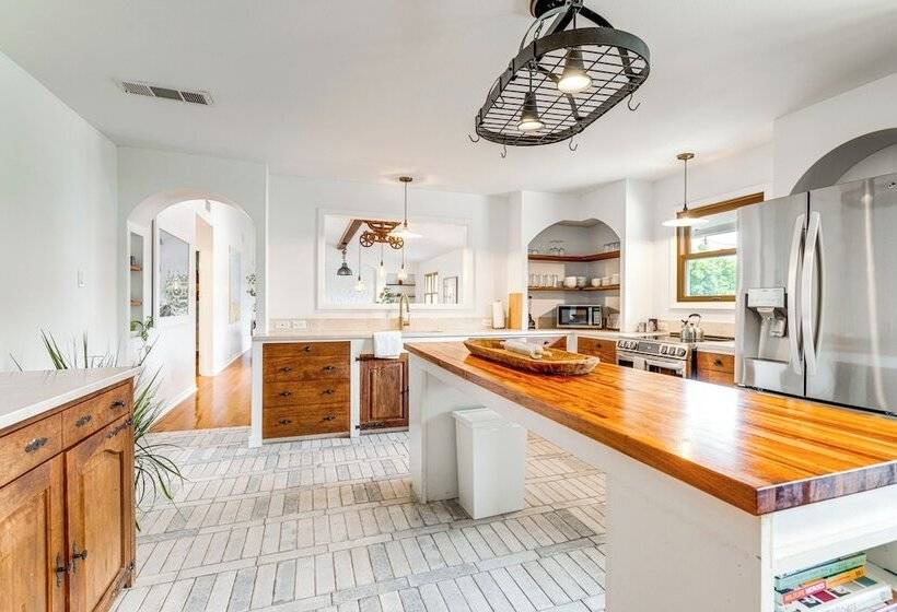 Large Austin Home W/ Lake Travis Views & Fire Pit