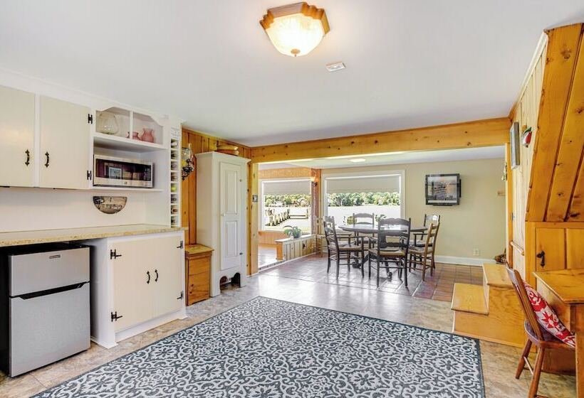 Waterfront Cambridge Home: Pool & Dock!