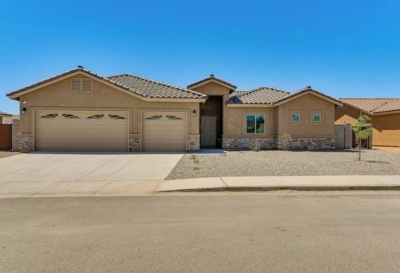 Year Round Yuma Escape Near Dtwn: Pets Welcome!