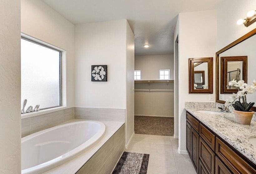 Year Round Yuma Escape Near Dtwn: Pets Welcome!