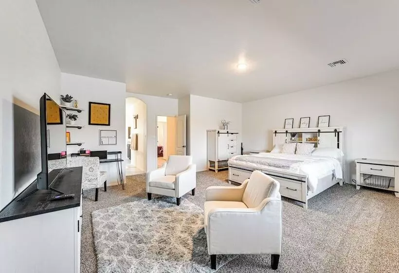 Year Round Yuma Escape Near Dtwn: Pets Welcome!