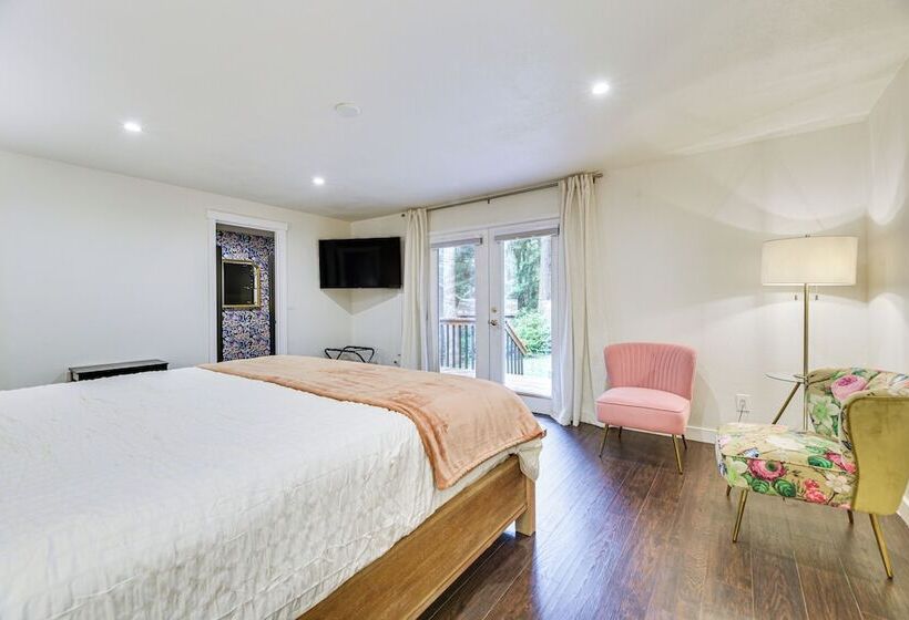 Anderson Island Home W/ Deck: Steps To Lake!