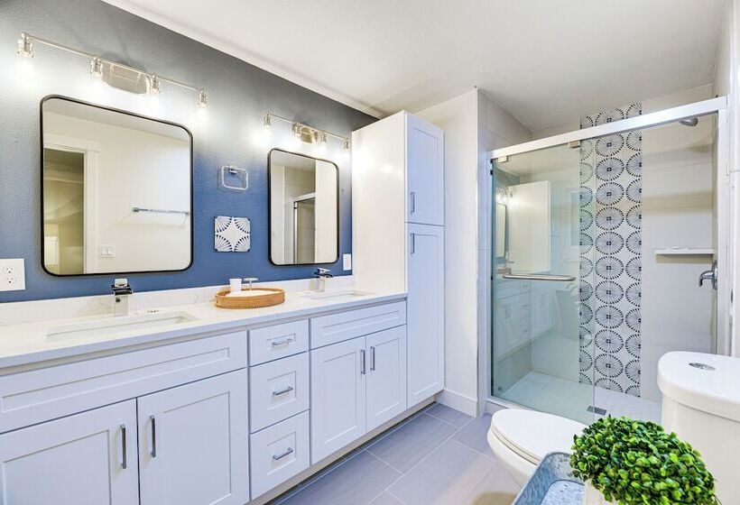 Anderson Island Home W/ Deck: Steps To Lake!