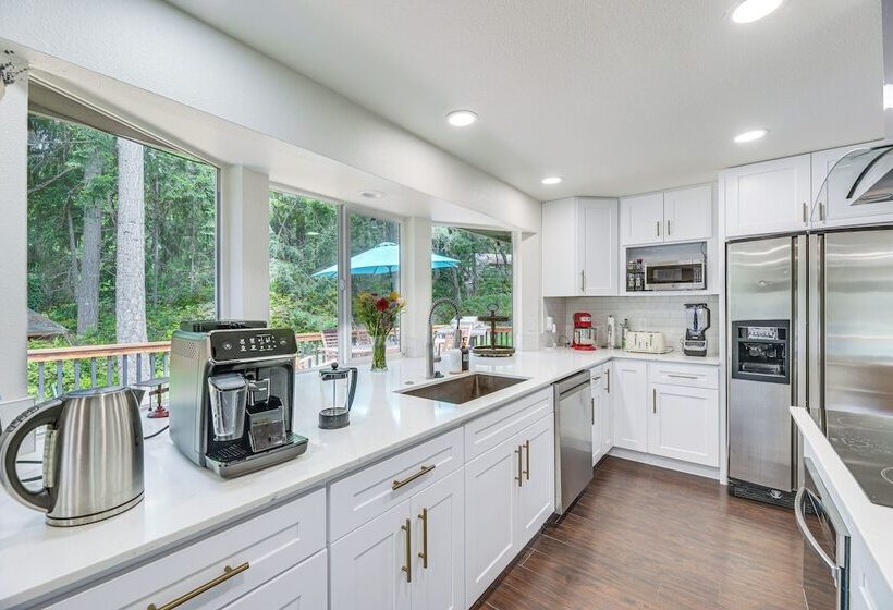 Anderson Island Home W/ Deck: Steps To Lake!