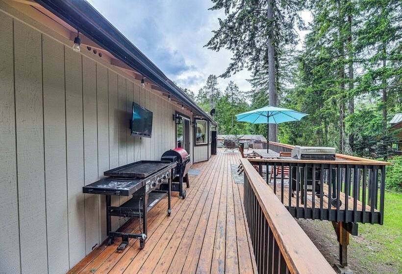 Anderson Island Home W/ Deck: Steps To Lake!