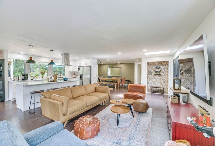 Anderson Island Home W/ Deck: Steps To Lake!