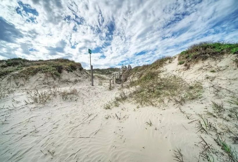 Beach Bliss By Avantstay Pool + Pickleball