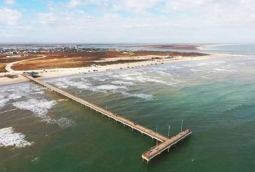 Beach Bliss By Avantstay Pool + Pickleball