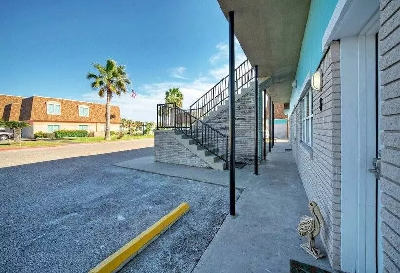 Beach Bliss By Avantstay Pool + Pickleball