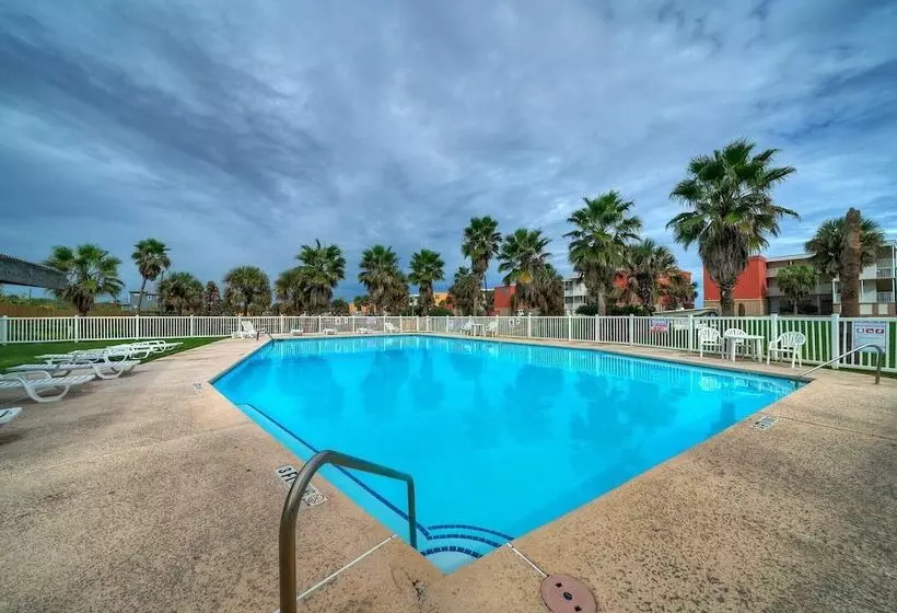Beach Bliss By Avantstay Pool + Pickleball