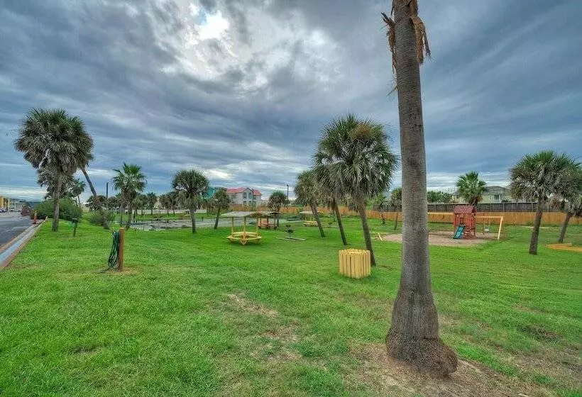 Beach Bliss By Avantstay Pool + Pickleball