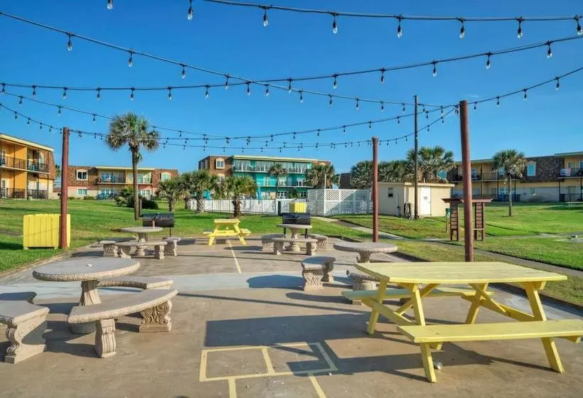 Beach Bliss By Avantstay Pool + Pickleball