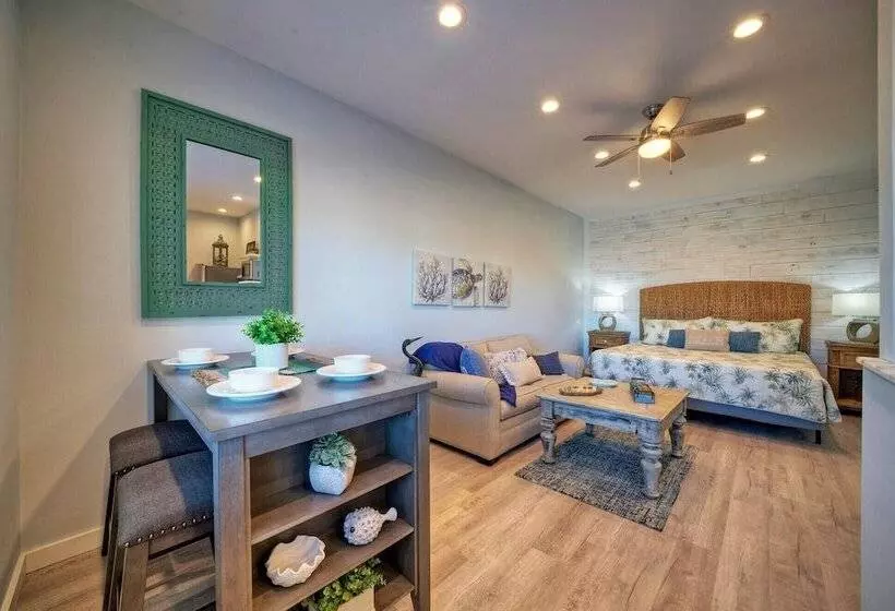 Beach Bliss By Avantstay Pool + Pickleball