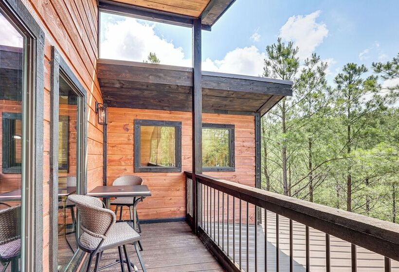Broken Bow Cabin: Hot Tub, Fire Pit & Pet Friendly