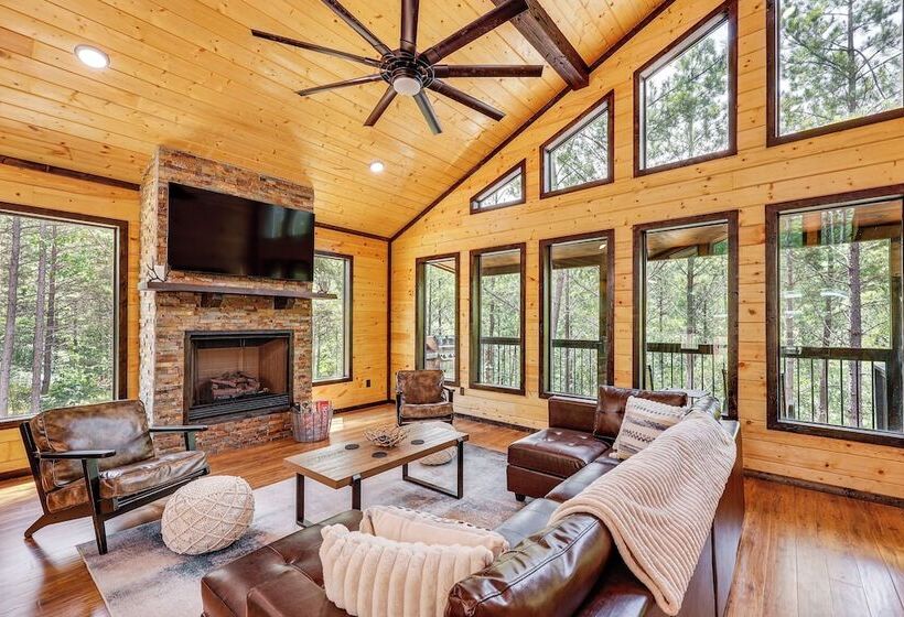 Broken Bow Cabin: Hot Tub, Fire Pit & Pet Friendly