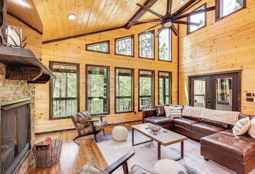 Broken Bow Cabin: Hot Tub, Fire Pit & Pet Friendly