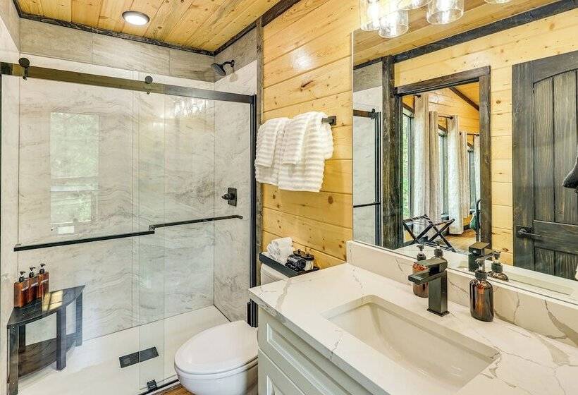 Broken Bow Cabin: Hot Tub, Fire Pit & Pet Friendly