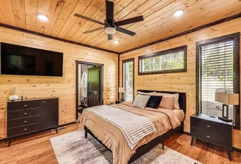 Broken Bow Cabin: Hot Tub, Fire Pit & Pet Friendly