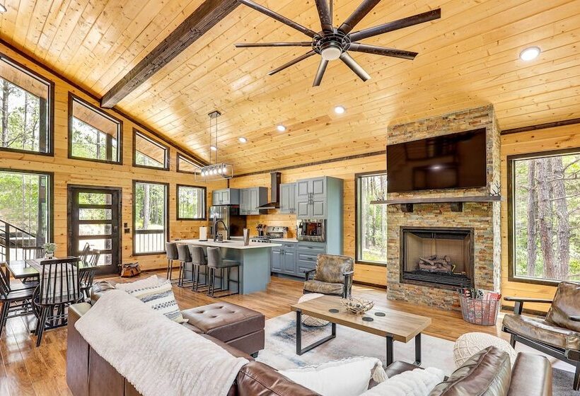 Broken Bow Cabin: Hot Tub, Fire Pit & Pet Friendly