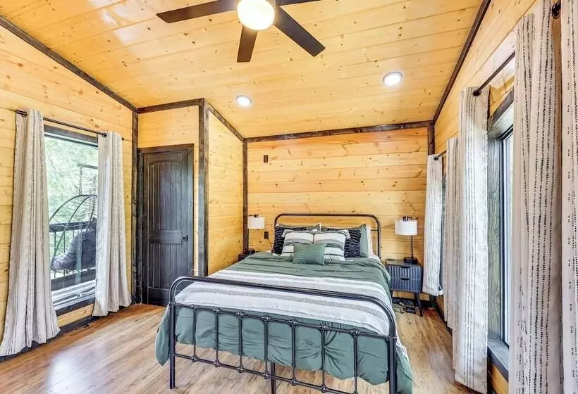 Broken Bow Cabin: Hot Tub, Fire Pit & Pet Friendly