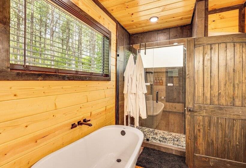 Broken Bow Cabin: Hot Tub, Fire Pit & Pet Friendly