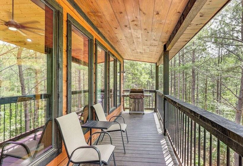 Broken Bow Cabin: Hot Tub, Fire Pit & Pet Friendly
