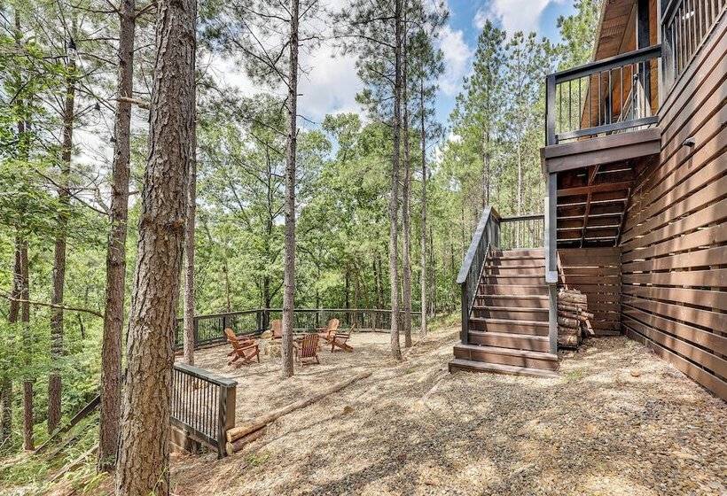 Broken Bow Cabin: Hot Tub, Fire Pit & Pet Friendly