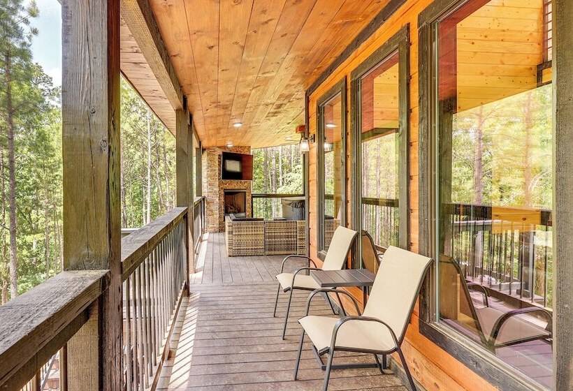 Broken Bow Cabin: Hot Tub, Fire Pit & Pet Friendly