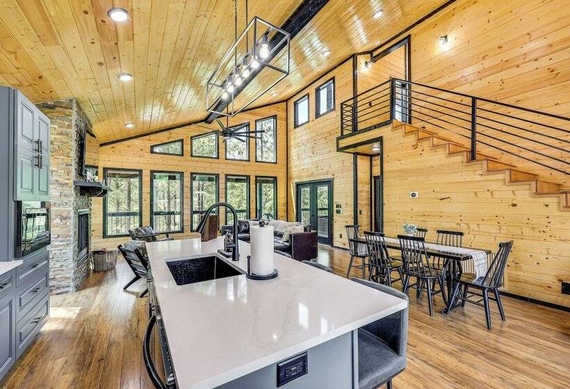 Broken Bow Cabin: Hot Tub, Fire Pit & Pet Friendly