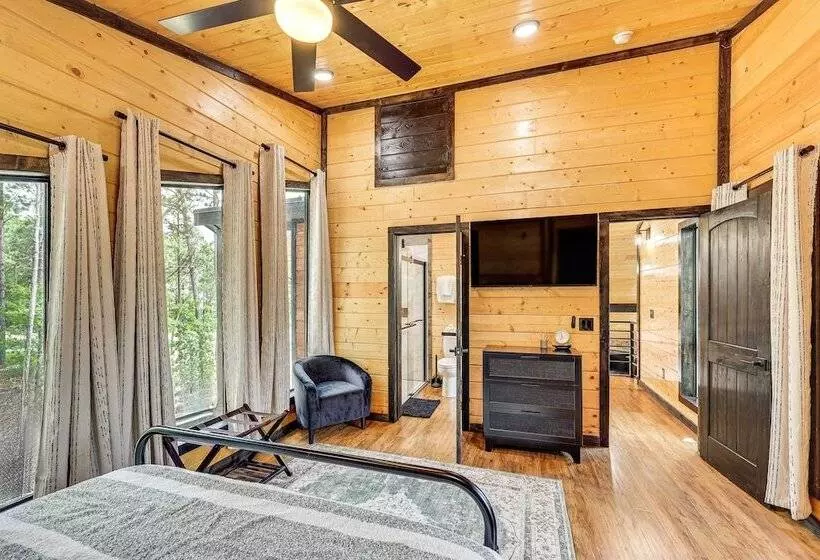 Broken Bow Cabin: Hot Tub, Fire Pit & Pet Friendly