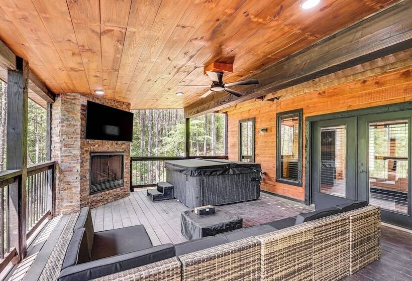 Broken Bow Cabin: Hot Tub, Fire Pit & Pet Friendly